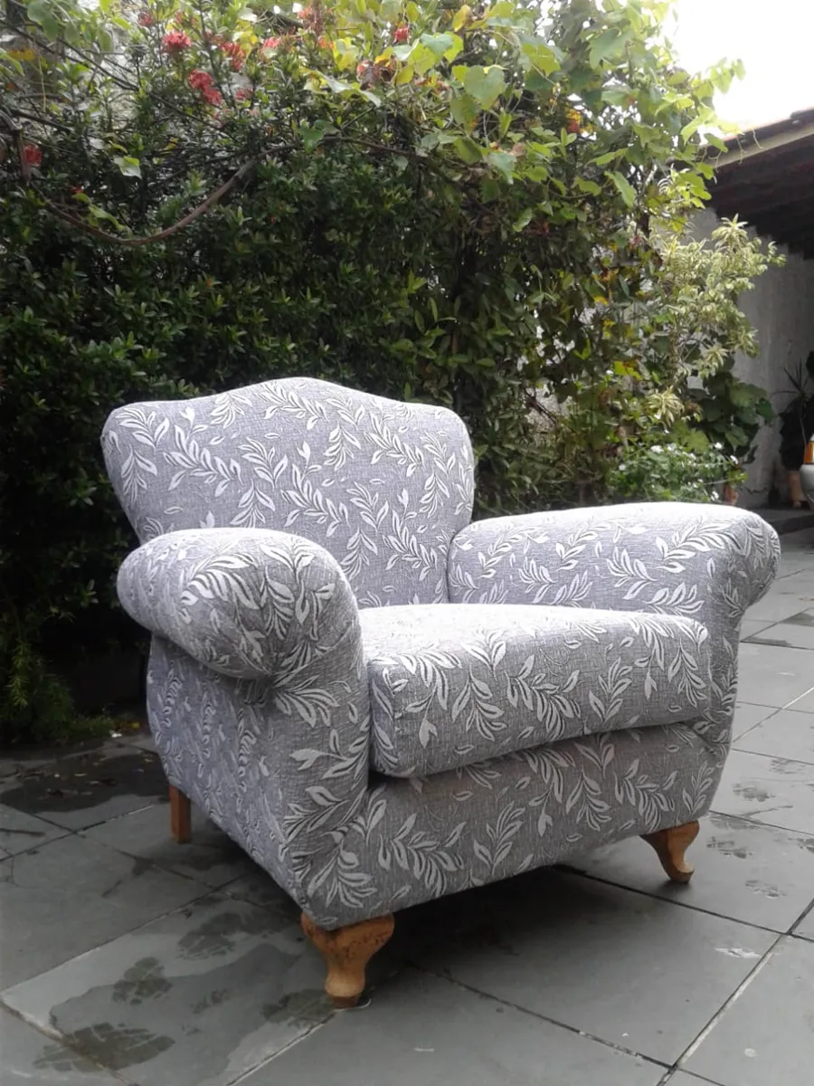 Poltrona reformada com tecido floral cinza